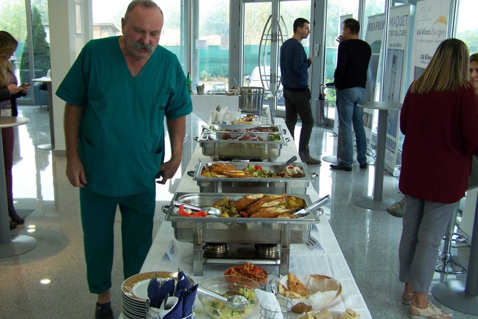 Ručak posle obuke lekara na najnovijoj medicinskoj opremi